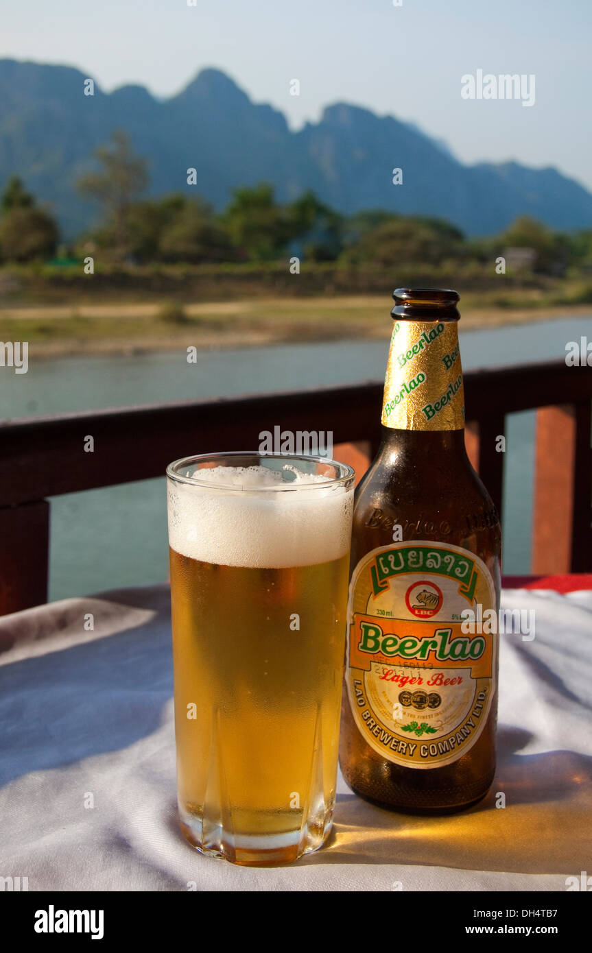 Close up vertical d'une bouteille de bière Beerlao original au coucher du soleil. Banque D'Images