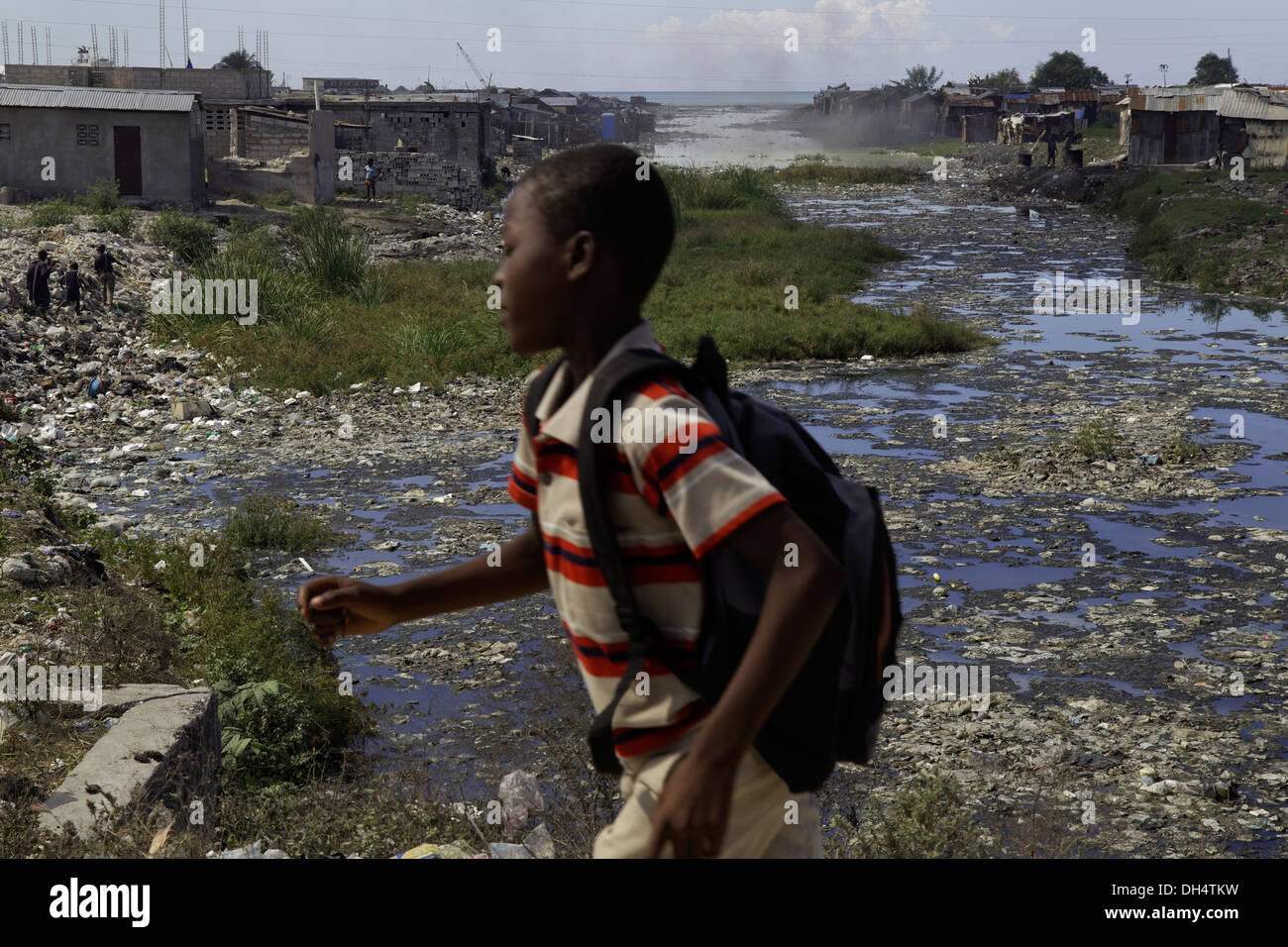 Avec le canal d'égout brutes à Port-au-Prince, Haïti Banque D'Images