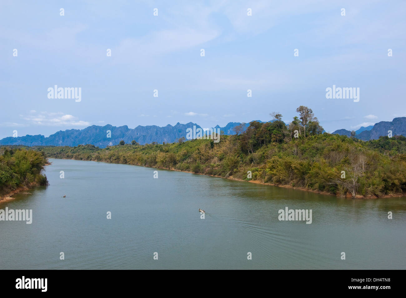 Vue de dessus de l'horizontale Nam Gnouang river et la campagne environnante, au centre du Laos lors d'une journée ensoleillée. Banque D'Images