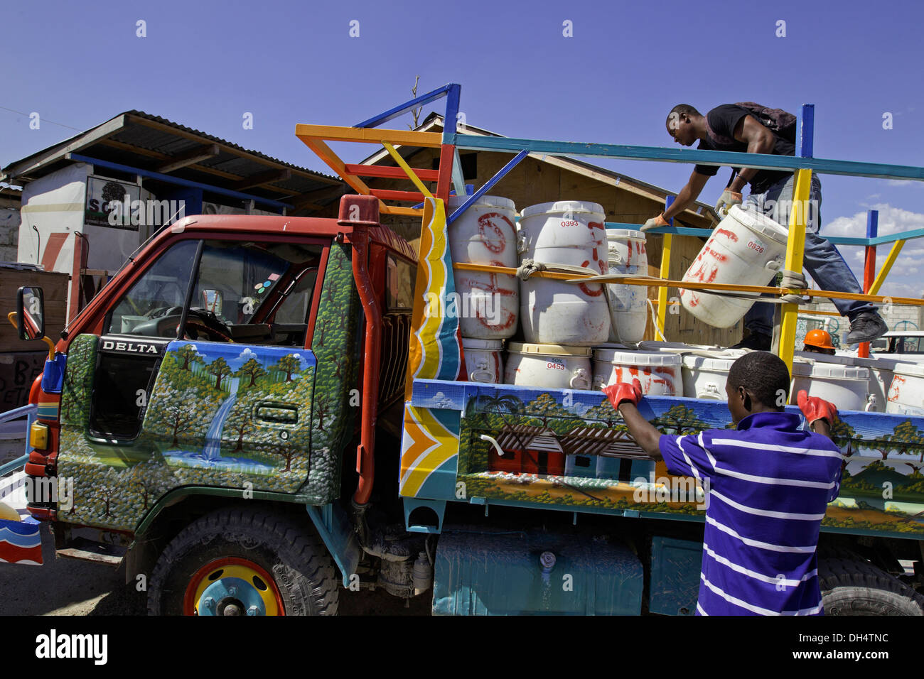 Le camion connu comme le 'poopmobile' collecte des déchets humains venant des toilettes extérieures à Port-au-Prince, Haïti. Banque D'Images