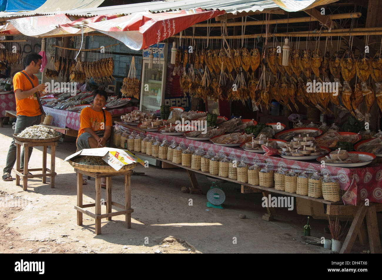 Close up horizontale d'une échoppe de marché sur le bord de la route au Laos. Banque D'Images