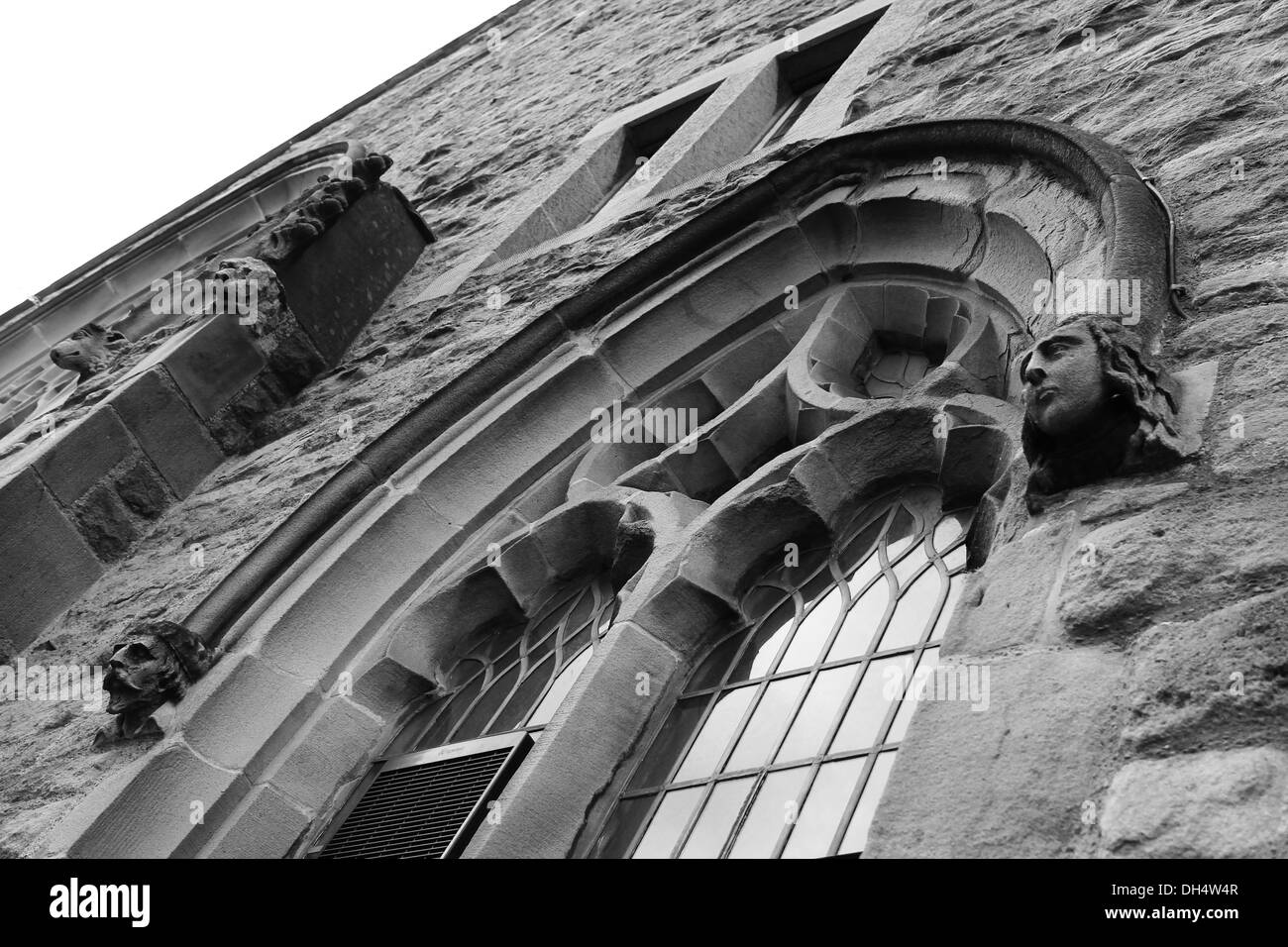 Les gargouilles et des fenêtres en ogive de l'église centrale à Durham Market Place Banque D'Images