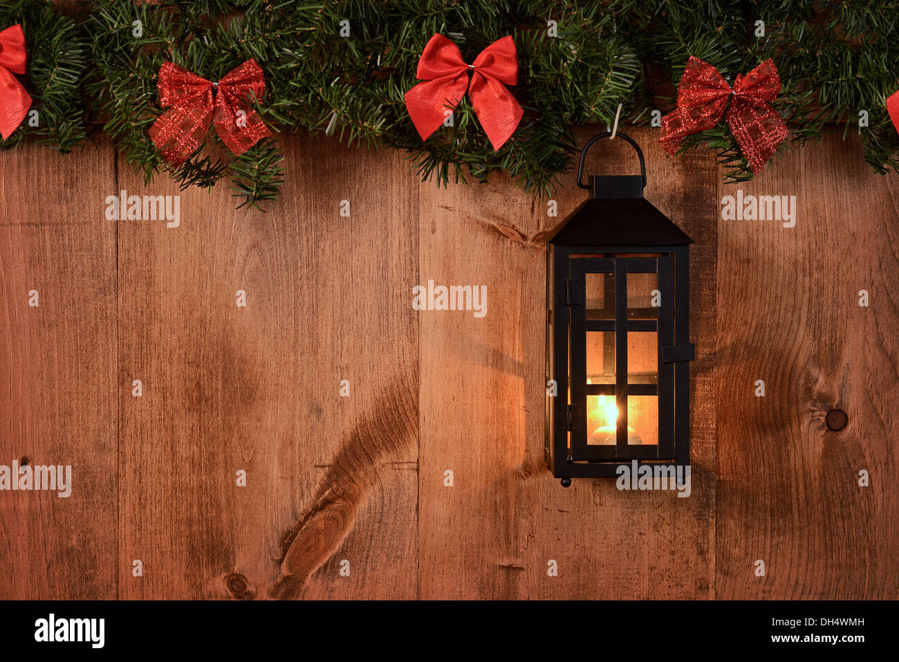 Noël lanterne avec des branches de pin et d'arcs Banque D'Images