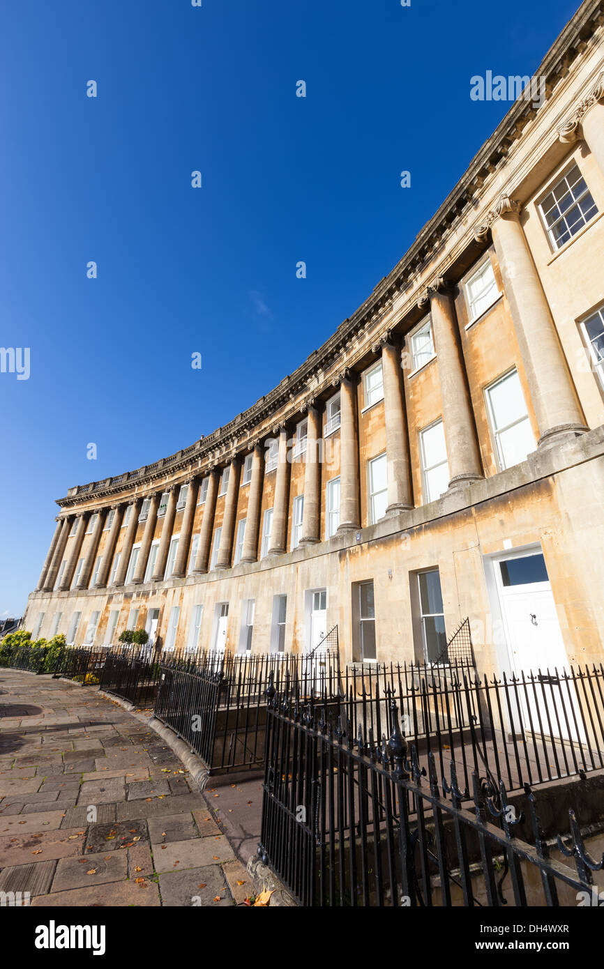 Grand angle, déformée de la Royal Crescent à Bath, Somerset avec un ciel bleu clair. Banque D'Images