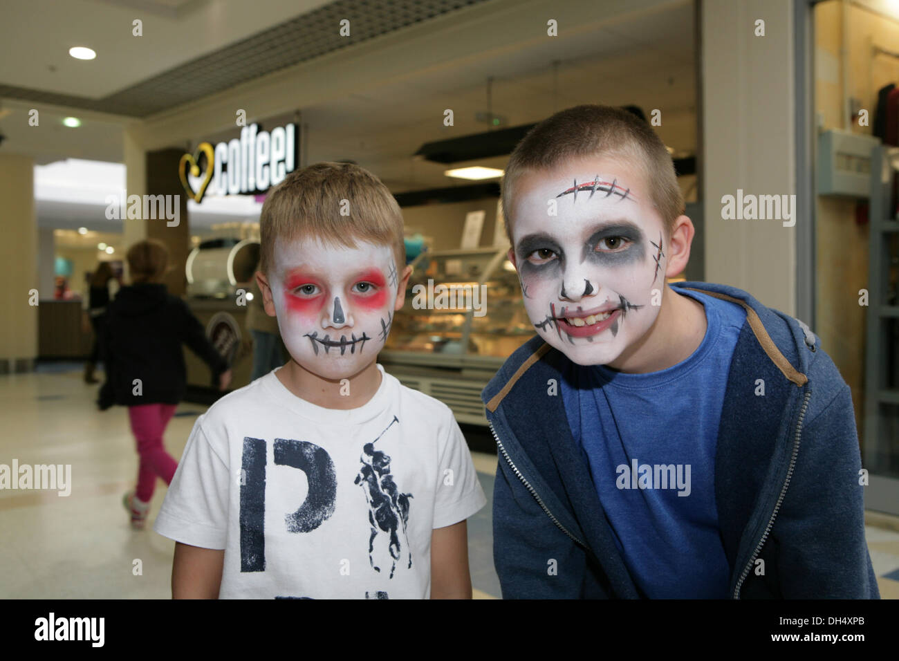 Orpington, Kent, UK. 31 octobre 2013. Deux goules souriant, les enfants avaient leur visage peint dans le centre commercial de noix, Orpington,Ken Crédit : Keith larby/Alamy Live News Banque D'Images