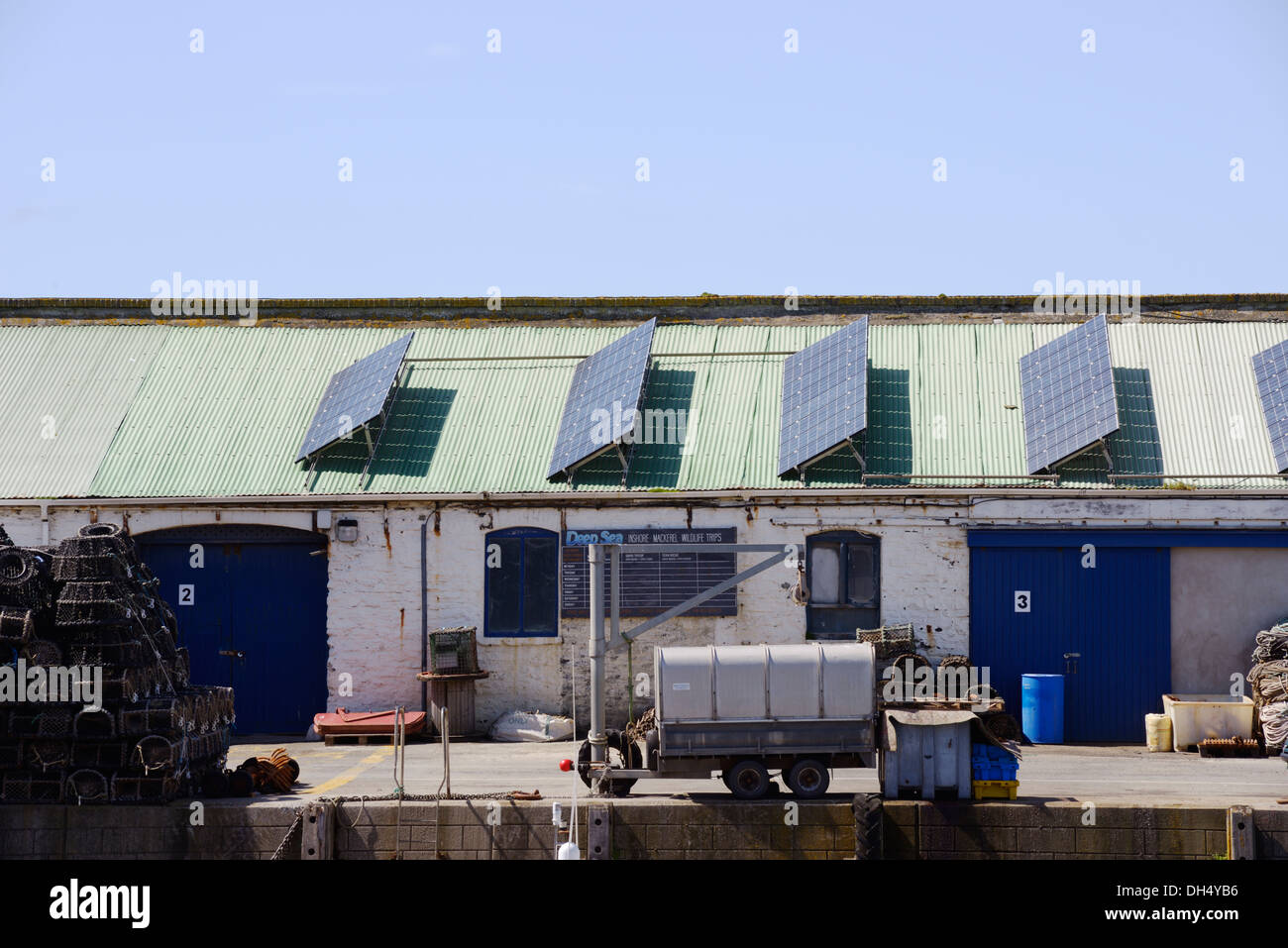 Des panneaux solaires sur le toit de bâtiments commerciaux et industriels à quai d'Aberystwyth, Pays de Galles, Royaume-Uni Banque D'Images