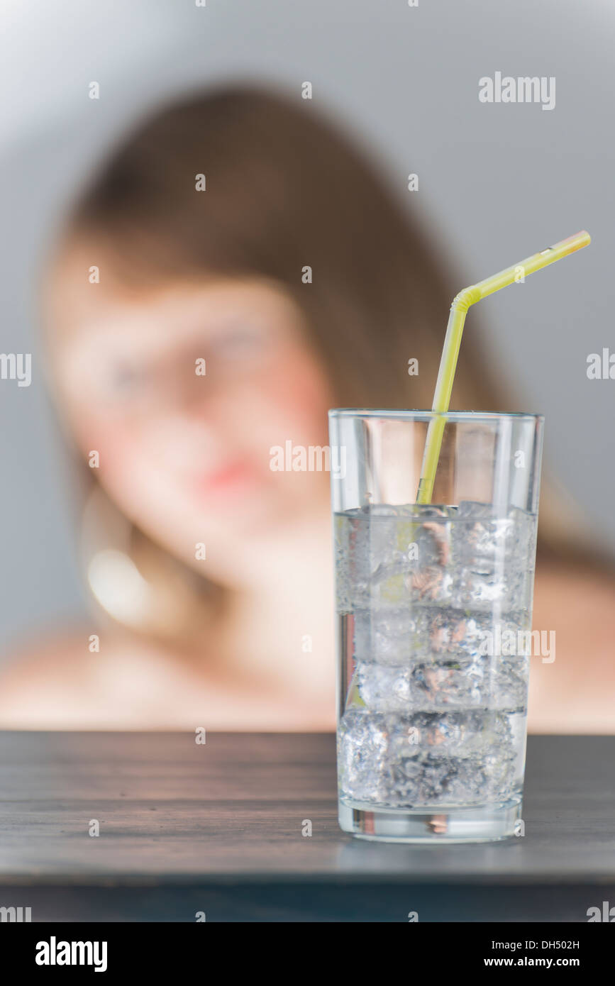 Glas avec des cubes de glace et de verre liquide clair, personne n'est pas nette Banque D'Images