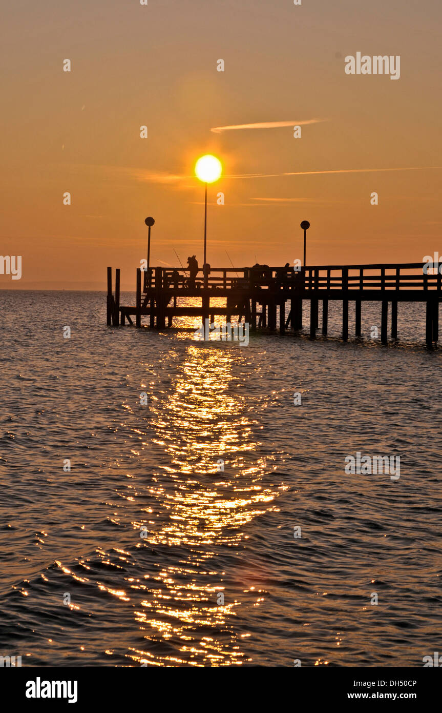 Pier au coucher du soleil sur la mer Baltique, Neustadt in Holstein, Neustadt Bay, mer Baltique, Schleswig-Holstein Banque D'Images