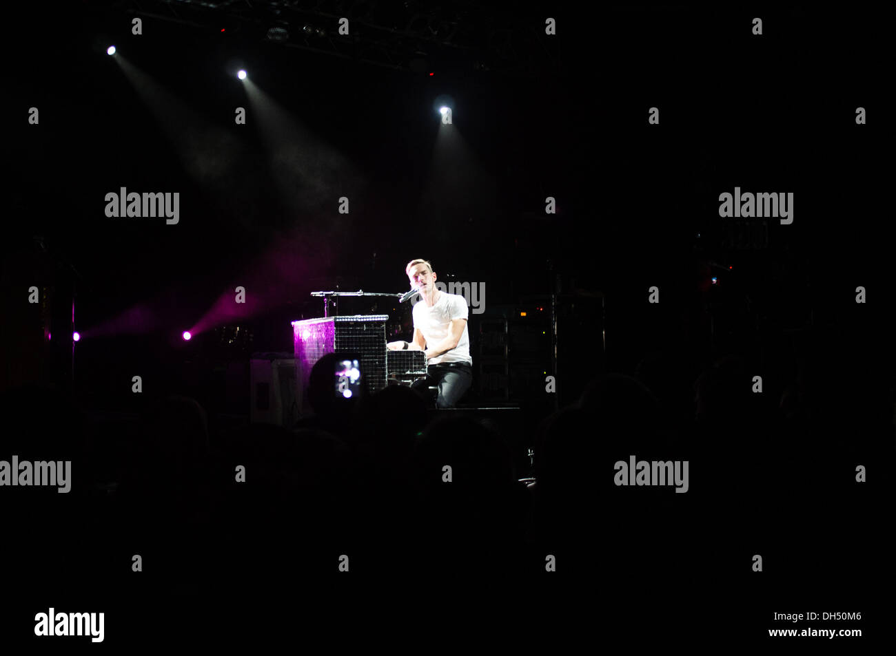 Bristol, Royaume-Uni. 30 octobre 2013. Chanteur Dan Gillespie Sells au piano Crédit : Rob Hawkins/Alamy Live News Banque D'Images