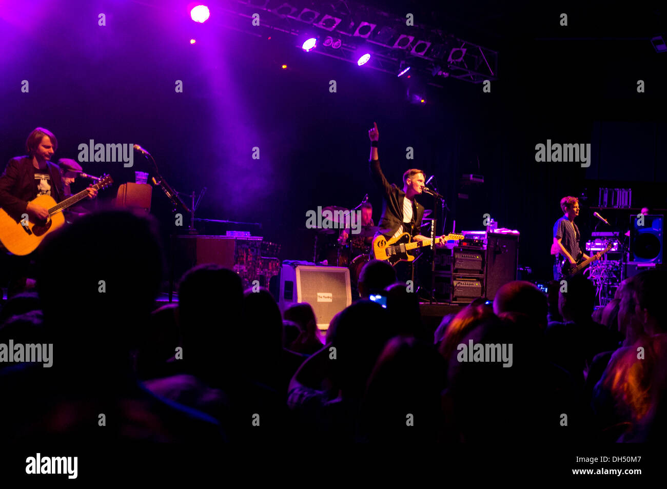 Bristol, Royaume-Uni. 30 octobre 2013. Brit Award nominé band, le sentiment, prendre à la scène Crédit : Rob Hawkins/Alamy Live News Banque D'Images