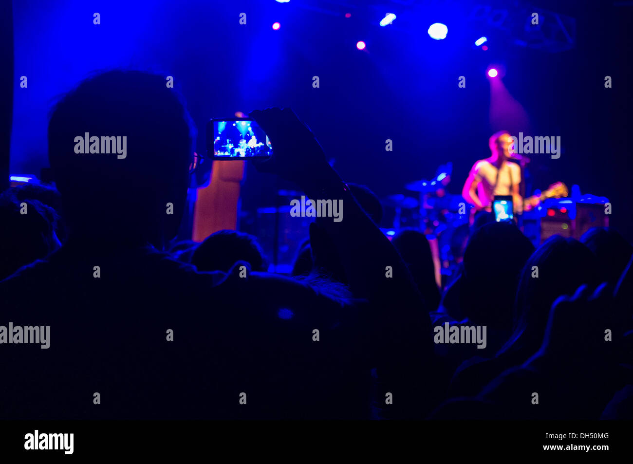 Bristol, Royaume-Uni. 30 octobre 2013. Un homme dans la foule enregistre une performance de l'impression sur son téléphone mobile Crédit : Rob Hawkins/Alamy Live News Banque D'Images