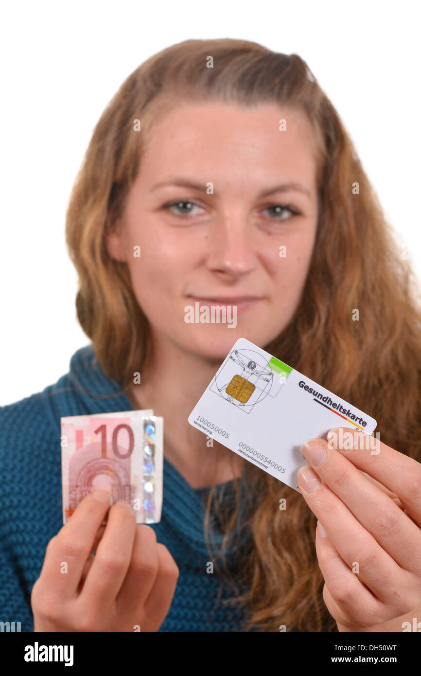 Femme tenant une carte d'assurance maladie et d'un billet d'euro 10 Banque D'Images