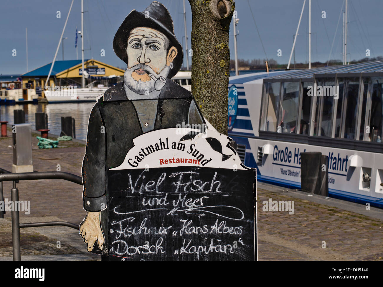 Publicité Restaurant dans le port pour des plats tels que le 'Hans Albers fish mix', Stralsund, Mecklembourg-Poméranie-Occidentale Banque D'Images