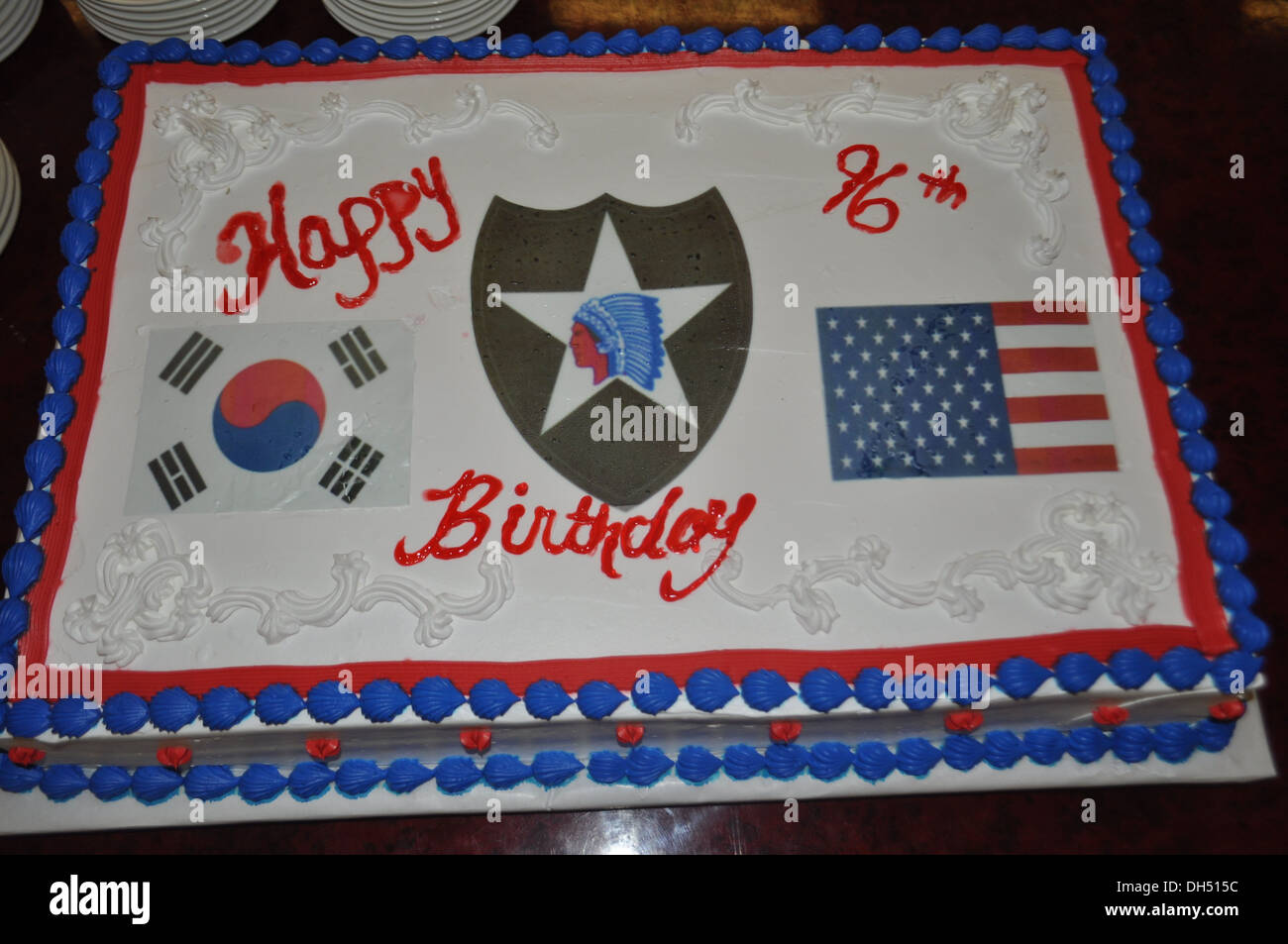 La 210e Brigade Des Incendies Celebre La 96e Division D Infanterie 2e Anniversaire Au Thunder Inn De La Salle A Manger Du Camp Sur Casey Coree Du 25 Octobre 13 Avec Un Gateau