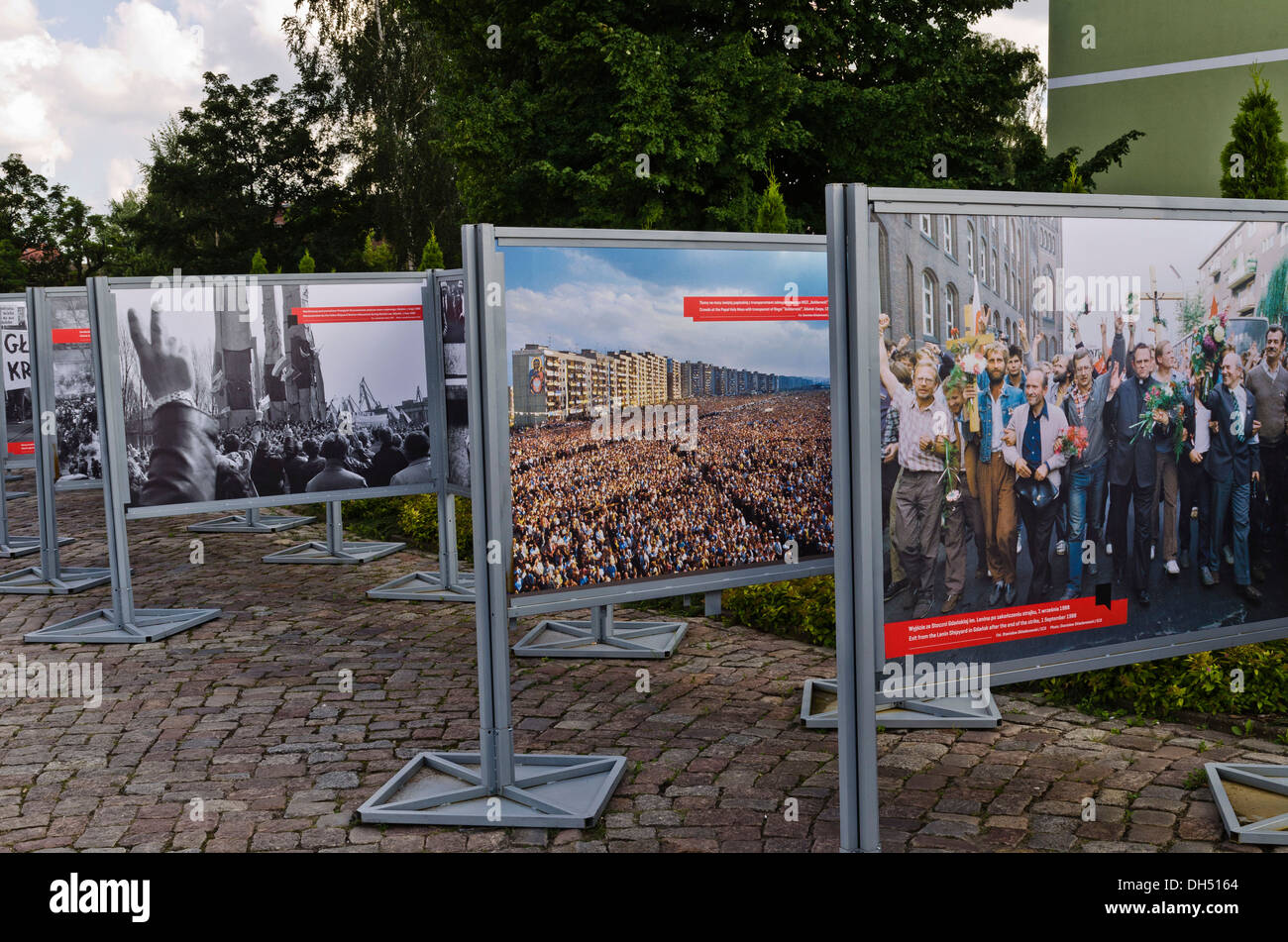 Exposition sur l'histoire de solidarité, le syndicat polonais, sur la place devant l'entrée principale de la gare de Gdansk Shipyard Banque D'Images