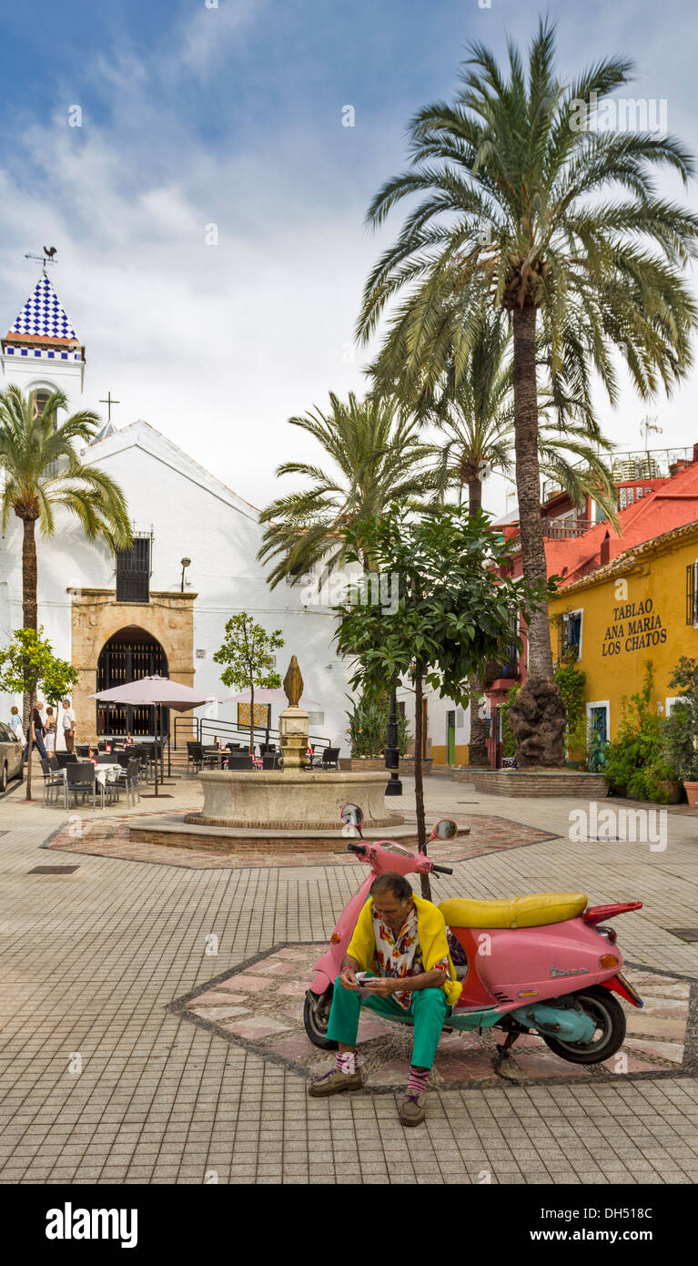 Couleurs d'un scooter Vespa ET RIDER dans la vieille ville de Marbella, Espagne Banque D'Images