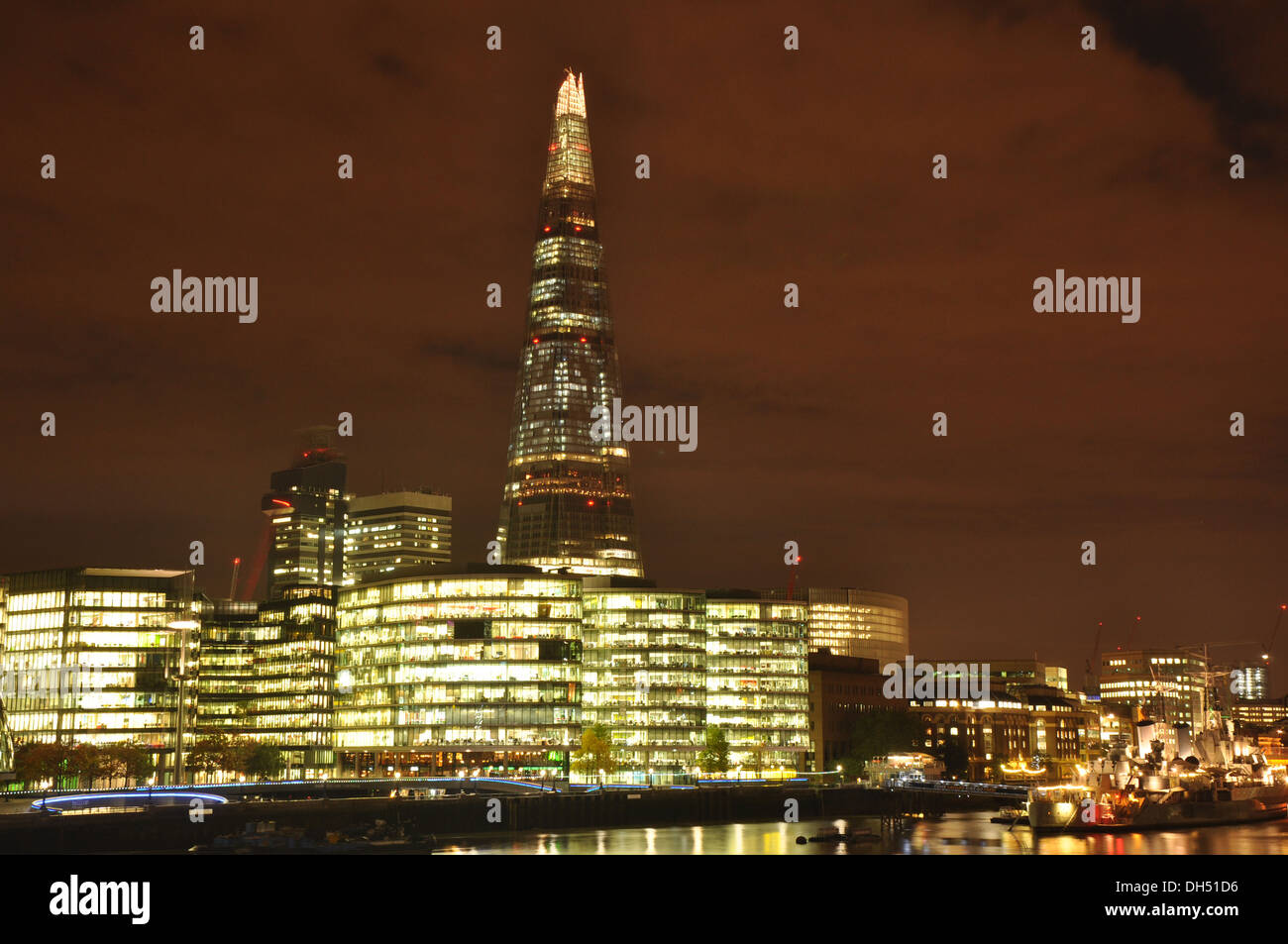 Une vue de la rive sud de la Tamise de nuit (le Pont de Londres) - montrant le Shard building. Banque D'Images