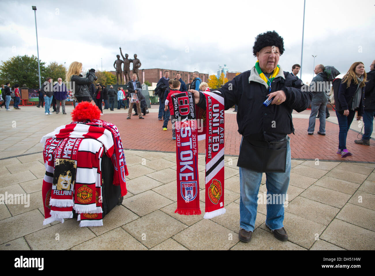 La vente de marchandises, l'homme à l'extérieur le stade de football Old Trafford, à Stretford, accueil du Club de football Manchester United, Angleterre Royaume-uni Banque D'Images