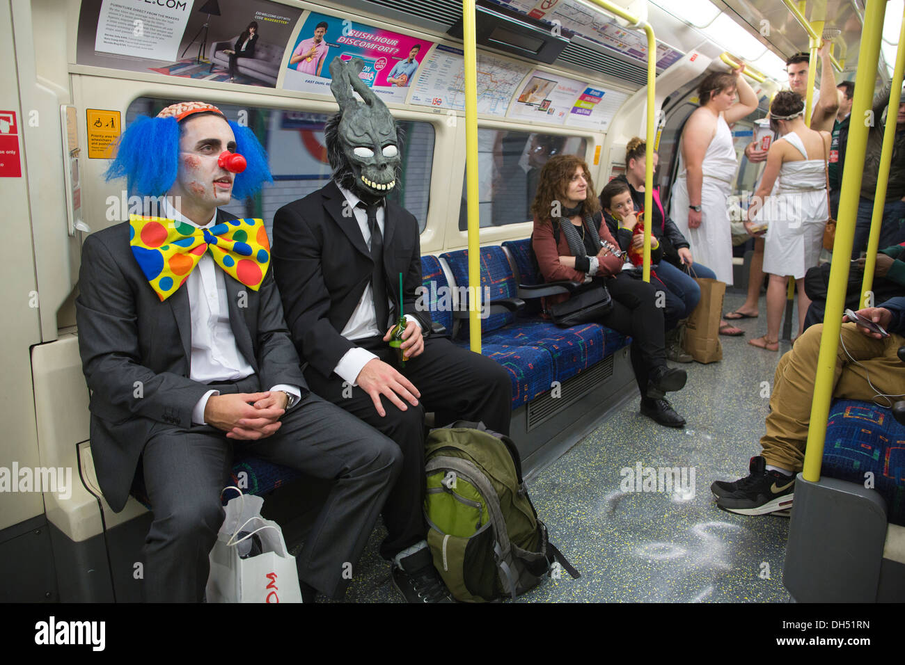 Halloween party festivaliers voyageant sur le réseau de métro de Londres, Angleterre, RU Banque D'Images