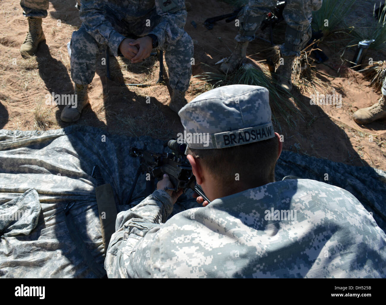 Pvt. Austin Bradshaw, a vu l'artilleur de la Compagnie Alpha, 1er Bataillon, 6e Régiment d'infanterie, 2e Brigade, 1e Division blindée, assemble un M249 squad arme automatique à Fort Bliss, au Texas, le 25 octobre 2013. Soldats à l'évaluation de l'intégration du réseau sont 14,1 Banque D'Images