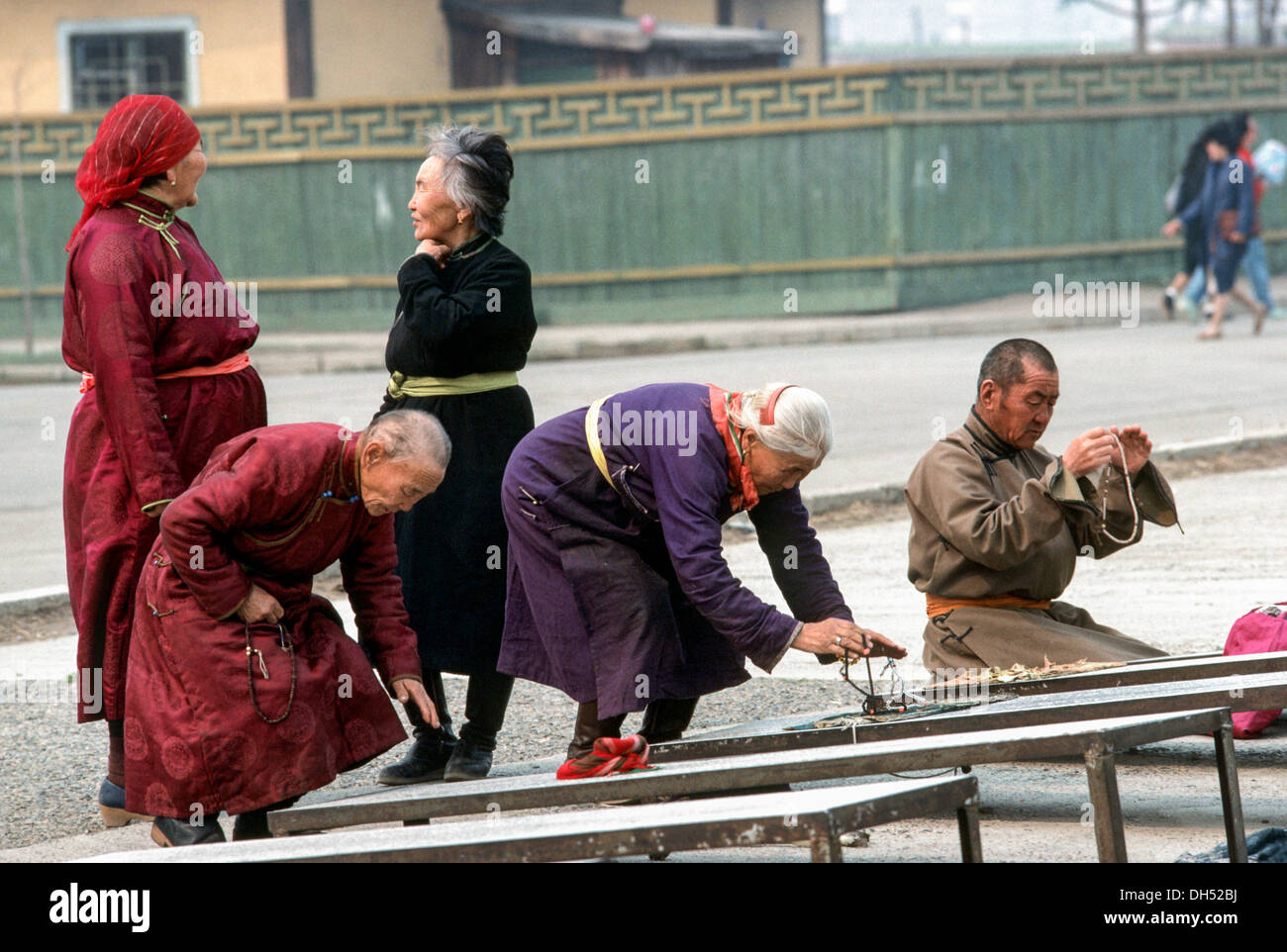Les bouddhistes se prosternent devant Gangdan monastère à Ulaanbaatar Mongolie Banque D'Images