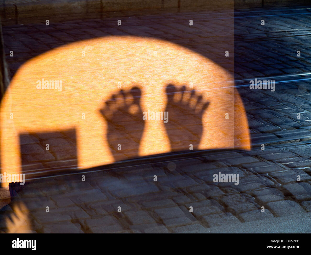 Comme vous faites votre lit, vous devez coucher sur elle Banque D'Images