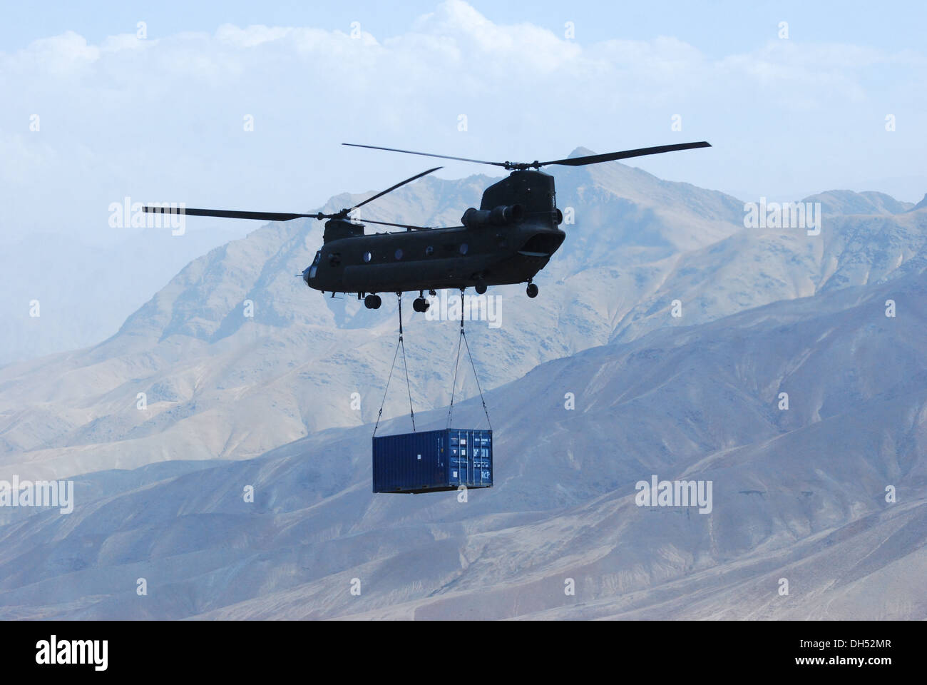 10e Brigade d'aviation de combat un hélicoptère CH-47 Chinook élinguées un conteneur d'expédition sous le ventre de l'avion, le 26 octobre, plus de la province de Wardak, en Afghanistan. 10e Brigade d'aviation de combat's CH-47 ont joué un rôle essentiel dans la mesure rétrograde operati Banque D'Images