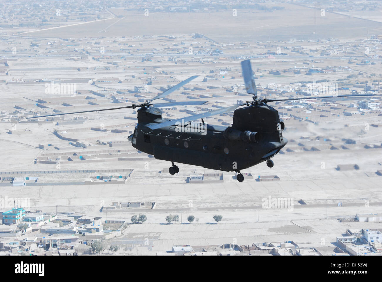 10e Brigade d'aviation de combat un hélicoptère CH-47 Chinook, exploités par des membres de la Garde nationale du Texas et l'Oklahoma, les mouches d'un mouvement de personnel et de l'équipement mission, le 26 octobre, plus de Kaboul, Afghanistan. 10e Brigade d'aviation de combat's CH-47 ont joué un Banque D'Images