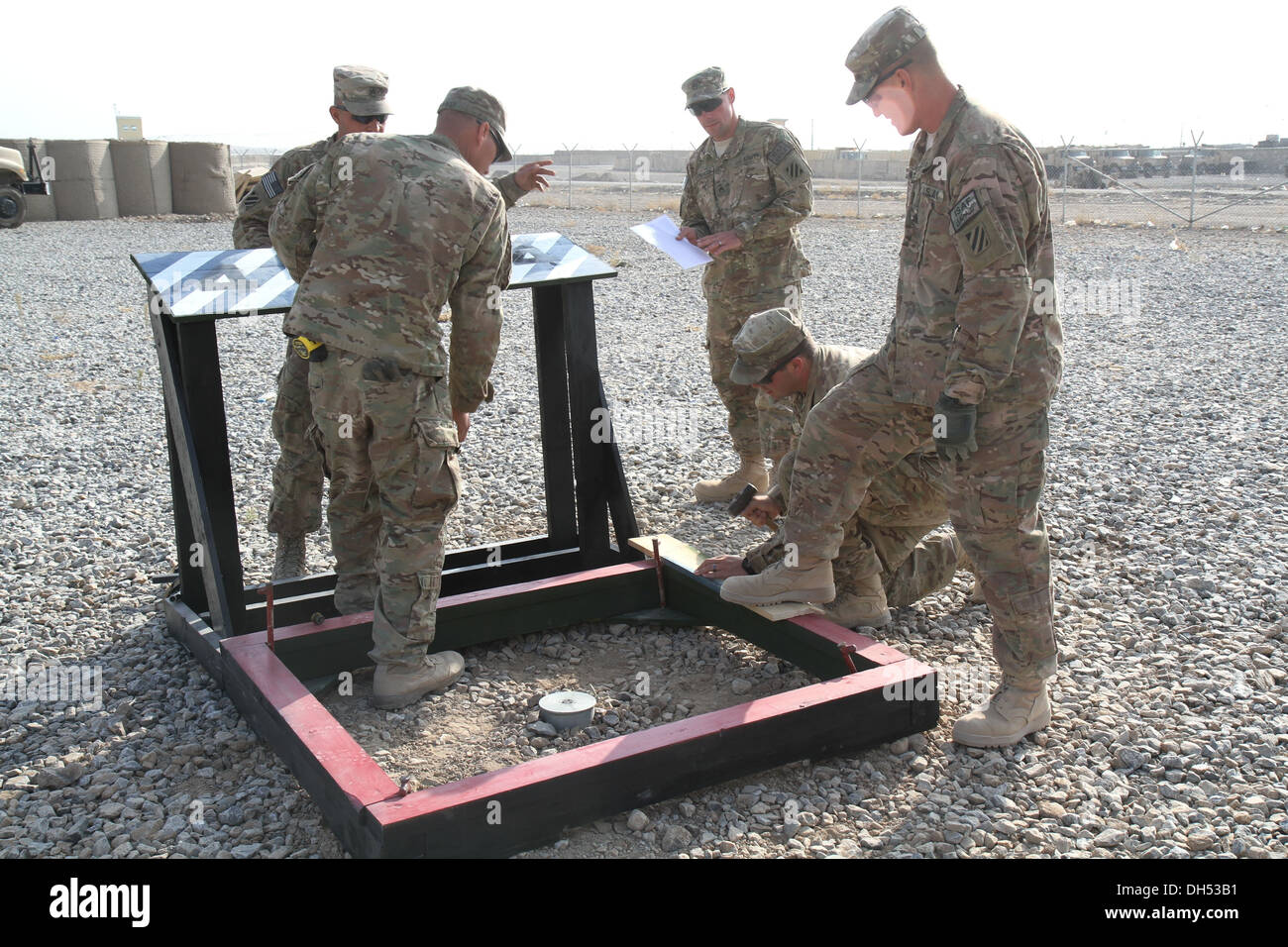 L'artillerie de l'armée américaine avec les conseillers 1er Bataillon, 76e Régiment d'artillerie, d'infanterie 4e Brigade Combat Team, 3e Division d'infanterie, a établi une station de déclinaison pour l'Armée nationale afghane d'artilleurs de la batterie d'artillerie, 4e Kand Banque D'Images
