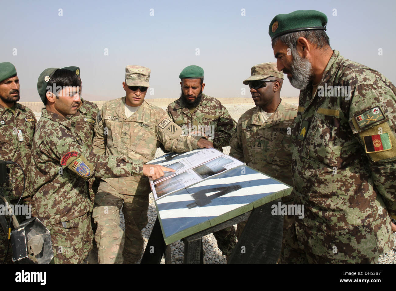 L'artillerie de l'armée américaine avec les conseillers 1er Bataillon, 76e Régiment d'artillerie, d'infanterie 4e Brigade Combat Team, 3e Division d'infanterie, et l'Armée nationale afghane d'artilleurs de la batterie d'artillerie, 4e Kandak, 4e Brigade d'infanterie, 203e co Banque D'Images