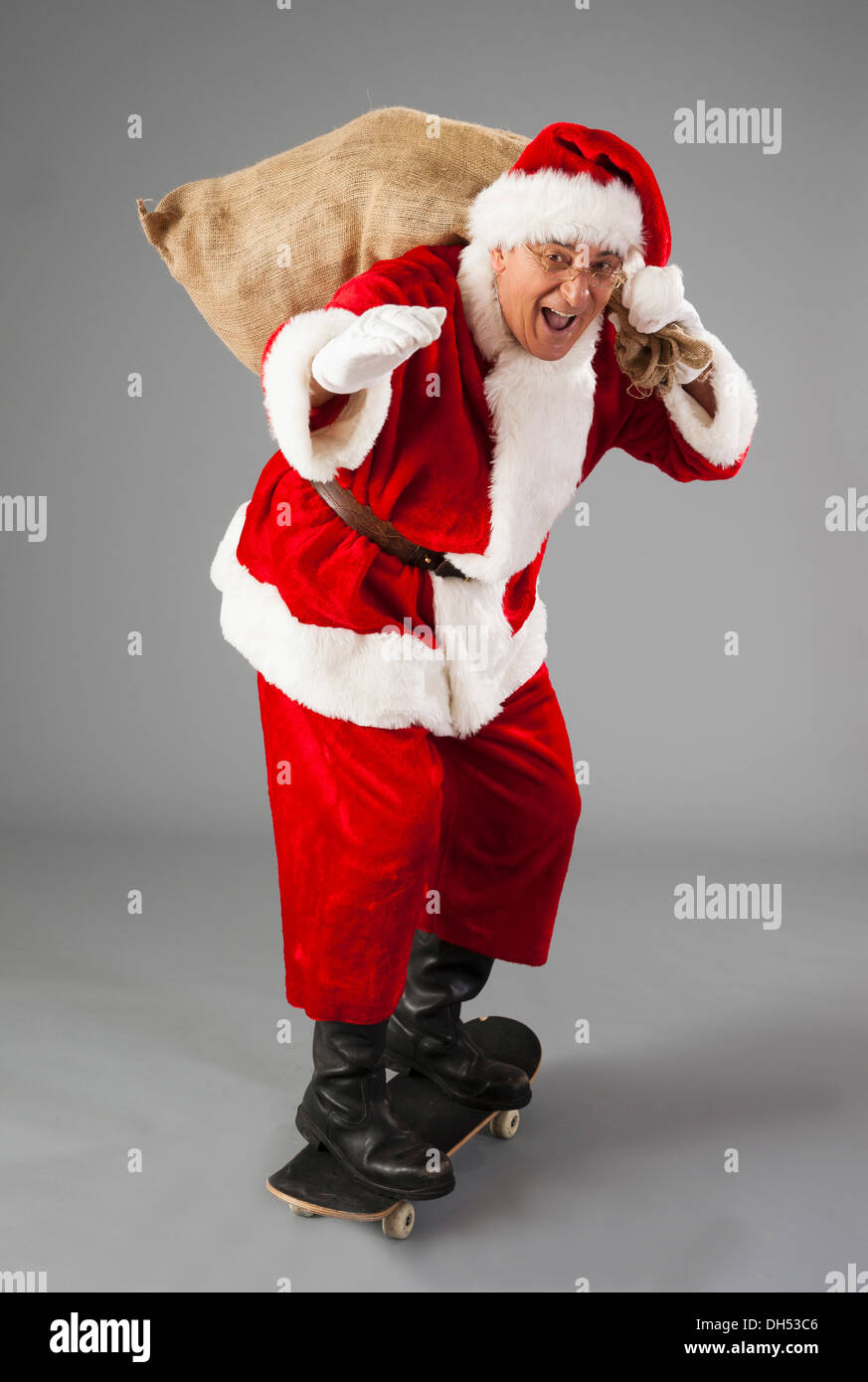 Père Noël sur une planche à roulettes Banque D'Images