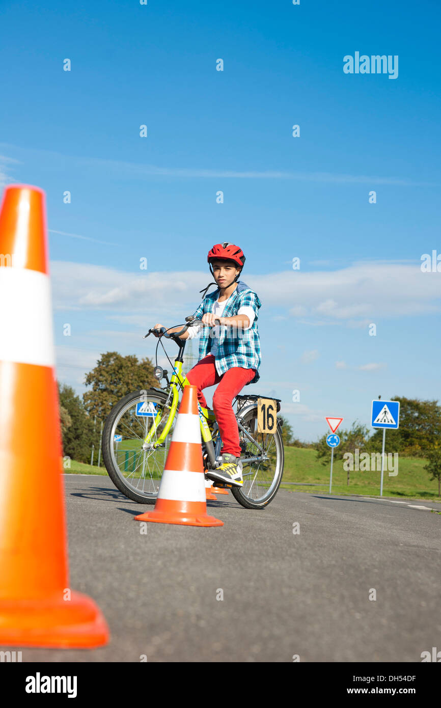 La pratique de l'enfant à monter sur une bicyclette de slalom à un cours de sensibilisation au trafic Banque D'Images