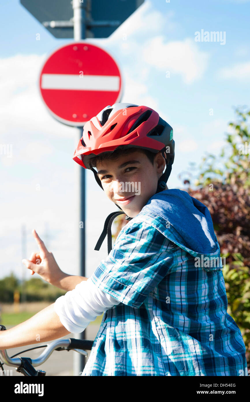 Garçon portant un casque de vélo à un cours de sensibilisation au trafic Banque D'Images