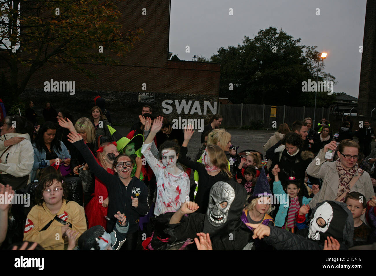 West Wickham, Kent, UK. 31 octobre 2013. Les enfants déguisés pour l'Halloween dans la Swan Pub, West Wickham,Ken Crédit : Keith Larby/Alamy Live News Banque D'Images