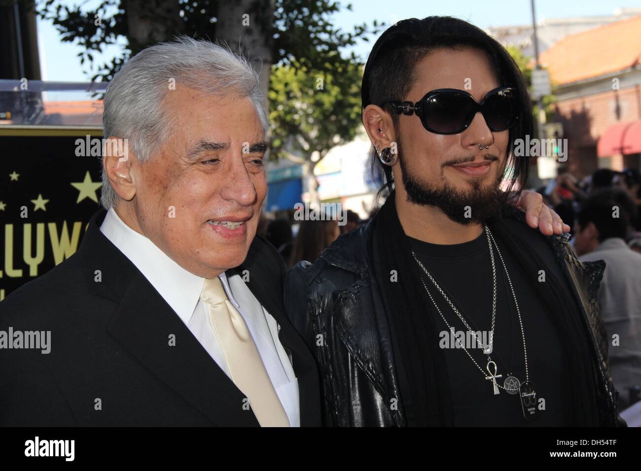 Hollywood, Californie, USA. 30Th Oct, 2013. J15639CHW.Jane's Addiction à l'Honneur avec étoile sur le Hollywood Walk of Fame.Hollywood Walk of Fame, Hollywood, CA.Dave Navarro et père . Ìâ©Clinton H.Wallace/Photomundo/ Crédit Photos : Clinton Wallace/Globe Photos/ZUMAPRESS.com/Alamy Live News Banque D'Images