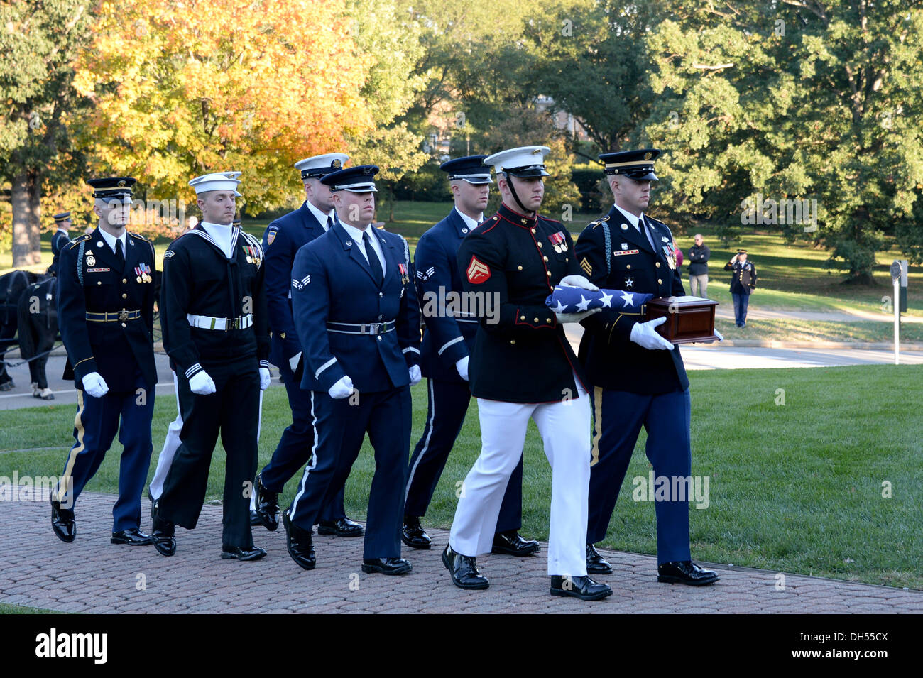 Service américain membres de la garde d'honneur portent la demeure du Général David C. Jones, ancien chef d'état-major interarmées, Banque D'Images