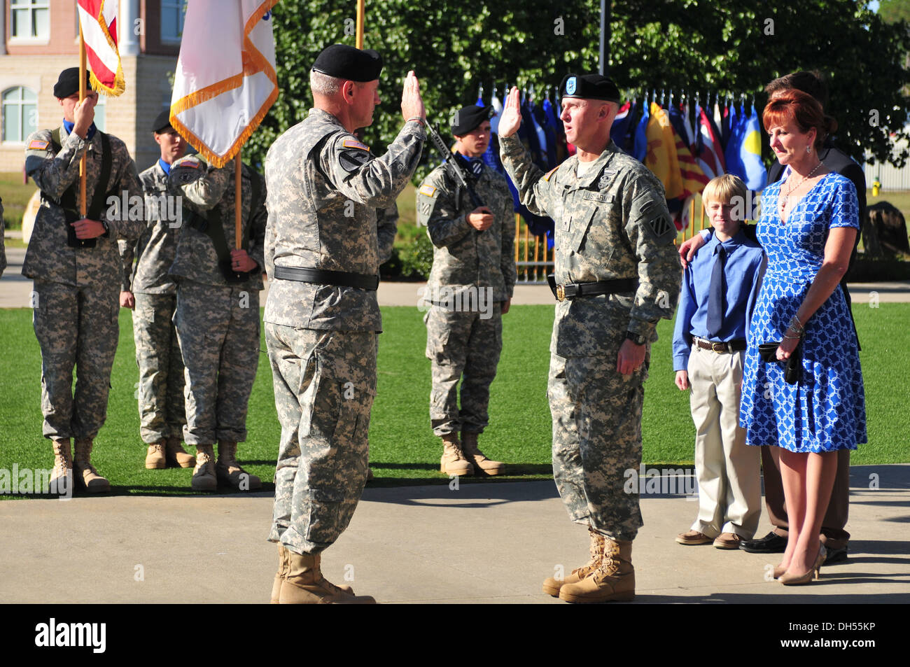 Le major-général John M. Murray, 3e du général commandant l'ID, administre le serment d'Office à nouveau promu brigadier. Le général Peter L. Jones, 3e ID commandant général adjoint pour le soutien, le 25 octobre, à Fort Stewart, Ga. Banque D'Images
