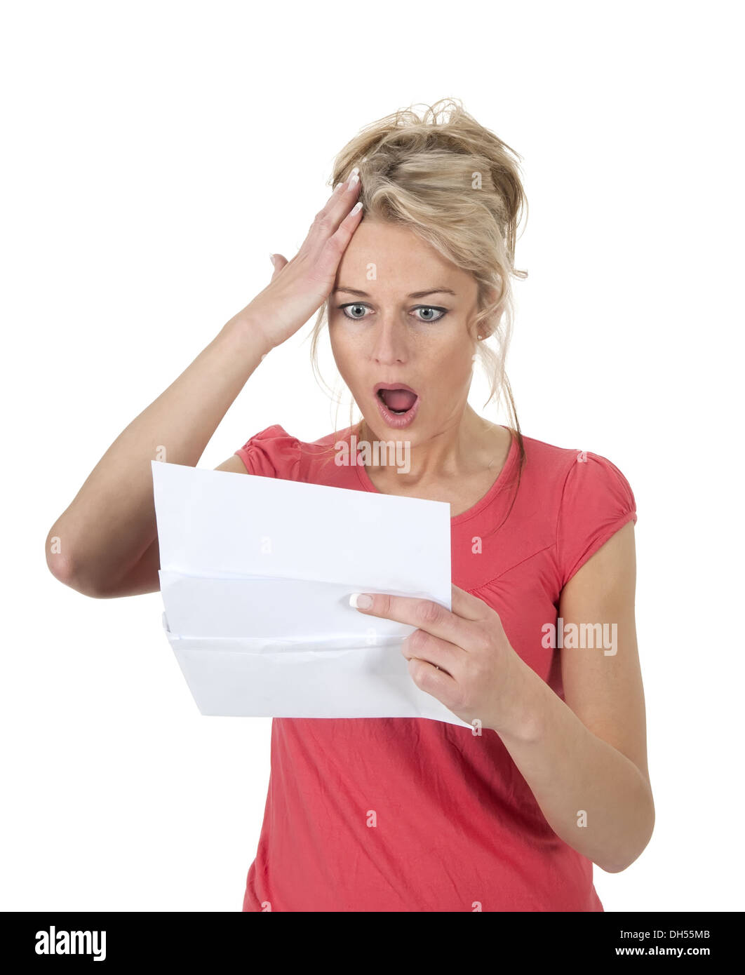 Choqué woman reading lettre avec de mauvaises nouvelles Banque D'Images