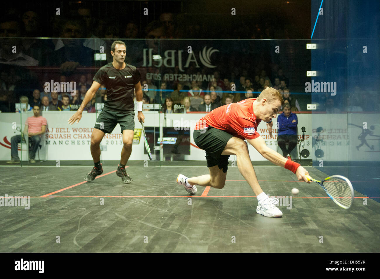 Manchester, UK. 31 octobre 2013. L'Angleterre Nick Matthew (classement mondial PSA Dunlop No4) a battu l'Égypte Amr Shabana (Dunlop du classement mondial PSA NO8) 3-0, après 43 minutes en quart de finale du Championnat du Monde de Squash AJ Bell à la Manchester Central. 11-8, 11-4, 11-7 Matthews prend sa place en demi-finale pour être joué le samedi 2 novembre. Credit : Russell Hart/Alamy Live News. Banque D'Images