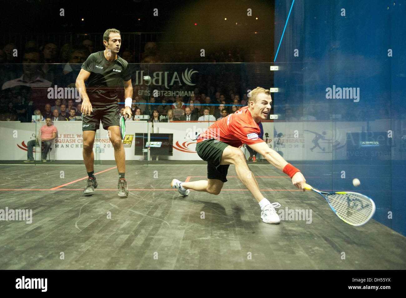 Manchester, UK. 31 octobre 2013. L'Angleterre Nick Matthew (classement mondial PSA Dunlop No4) a battu l'Égypte Amr Shabana (Dunlop du classement mondial PSA NO8) 3-0, après 43 minutes en quart de finale du Championnat du Monde de Squash AJ Bell à la Manchester Central. 11-8, 11-4, 11-7 Matthews prend sa place en demi-finale pour être joué le samedi 2 novembre. Credit : Russell Hart/Alamy Live News. Banque D'Images