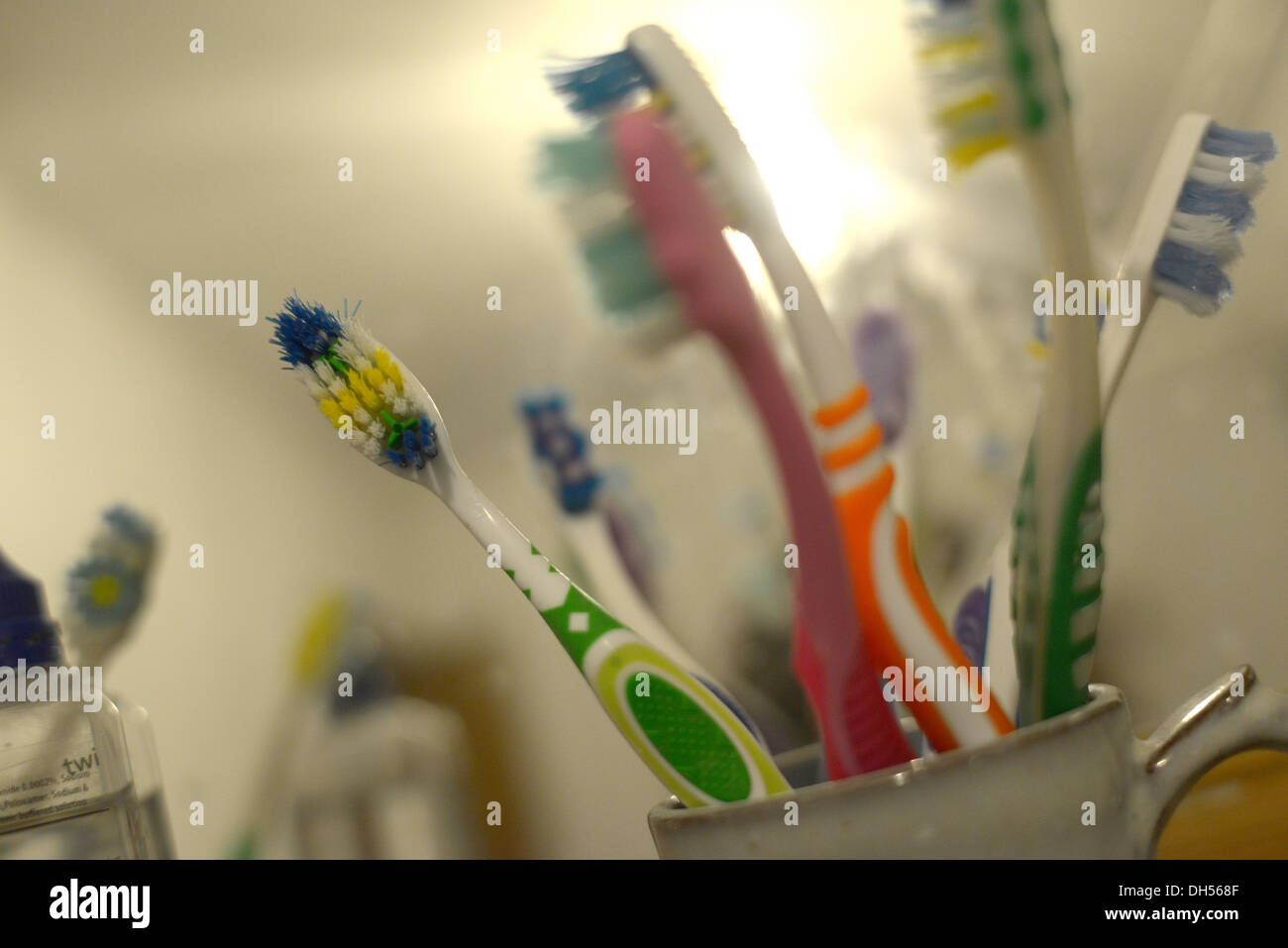 De nombreuses brosses à dents dans une tasse, ils sont dans la salle de bain d'une maison d'étudiants partagé Banque D'Images