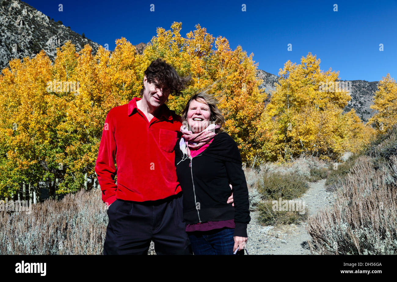 Couple enjoying couleurs d'automne à Lundy Canyon dans la partie Est de la Sierra en Californie du Nord Banque D'Images