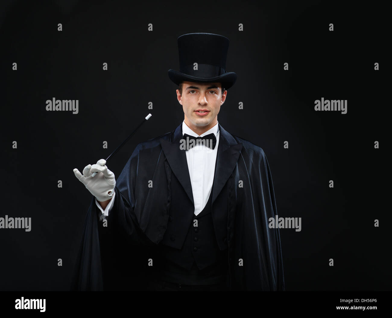 Magicien dans top hat avec Magic wand montrant trick Banque D'Images