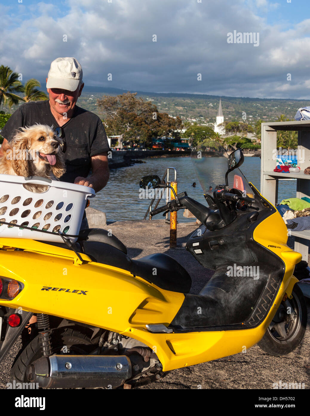 L'homme par l'ajuste à Kailua-Kona pier en chien panier sur sa moto Banque D'Images