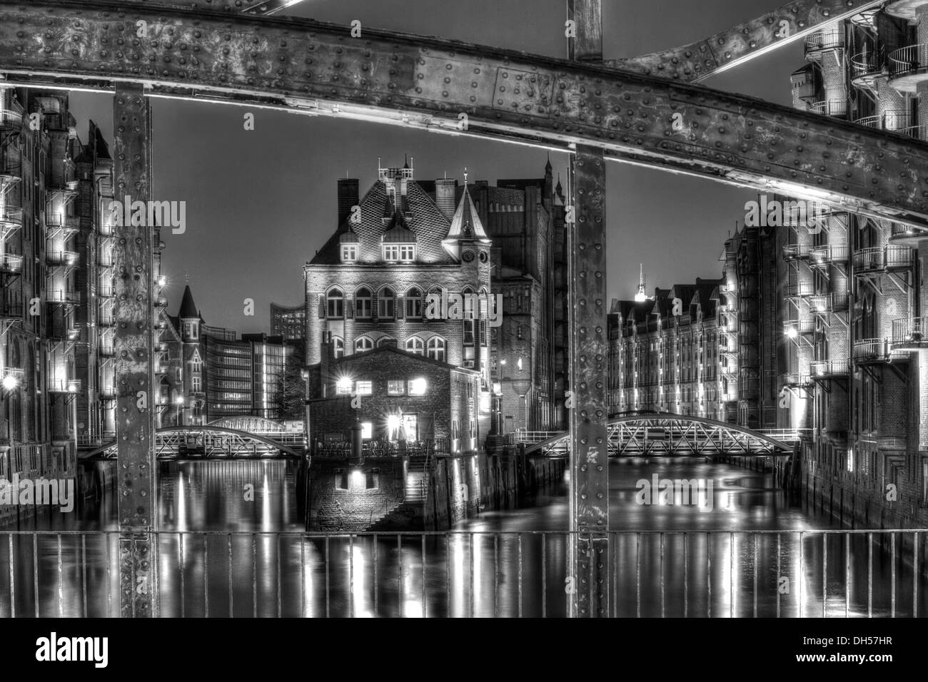 Voir par Poggenmuehlenbruecke Wasserschloesschen vers pont du château d'eau la nuit, Speicherstadt, Hamburg, Hambourg Banque D'Images