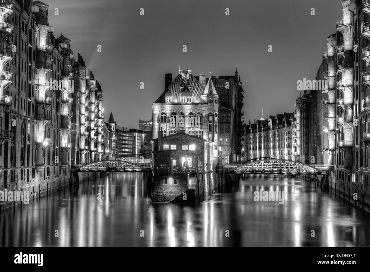 Wasserschloesschen château d'eau la nuit, Speicherstadt, Hambourg, Hambourg, Allemagne Banque D'Images