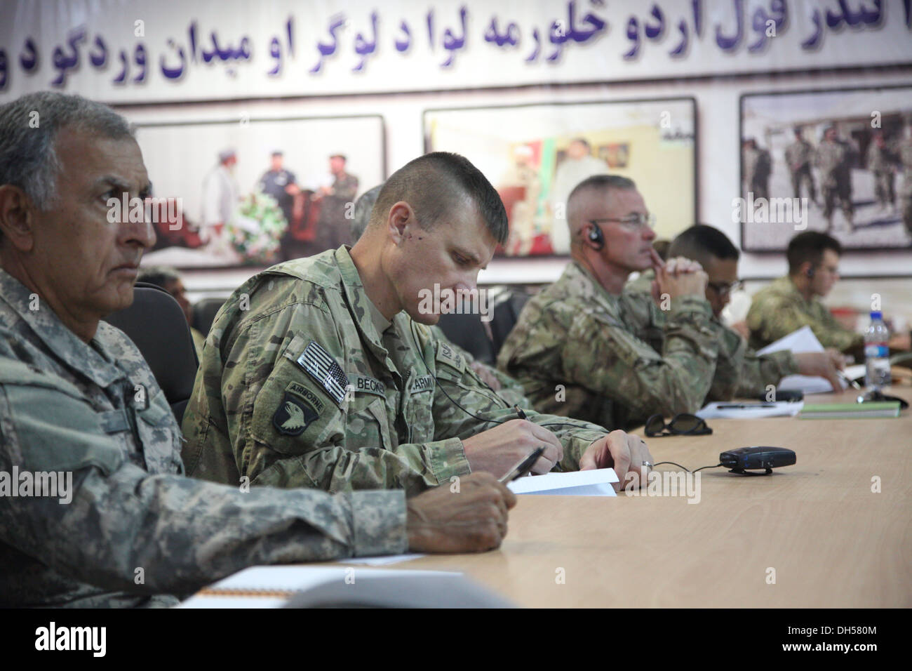 Le Major de l'armée américaine James Becker la 4 Brigade de la 101e Division aéroportée S-7, prend des notes au cours de l'Armée nationale afghane 203e Corps canadien de formation trimestriel bref sur la base d'opération avancée Thunder, Afghanistan, le 28 octobre 2013. Ce mémoire examine le dernier quart. Banque D'Images