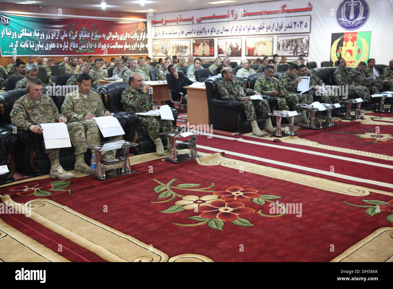 L'Armée nationale afghane, l'armée américaine et de soldats polonais assister à la 203e de l'ANA Formation trimestriel Corps Mémoire sur la base d'opération avancée Thunder, Afghanistan, le 28 octobre 2013. Ce mémoire examine le dernier quart de la formation et de l'aide à préparer pour le prochain q Banque D'Images