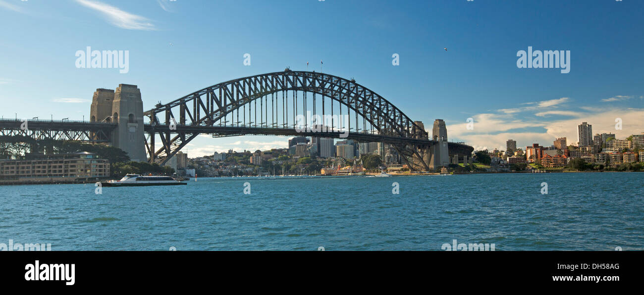 Vue panoramique de l'emblématique Sydney Harbour Bridge enjambant les eaux bleu saphir calme de Darling Harbour dans la capitale de la Nouvelle-Galles du Sud, Australie Banque D'Images