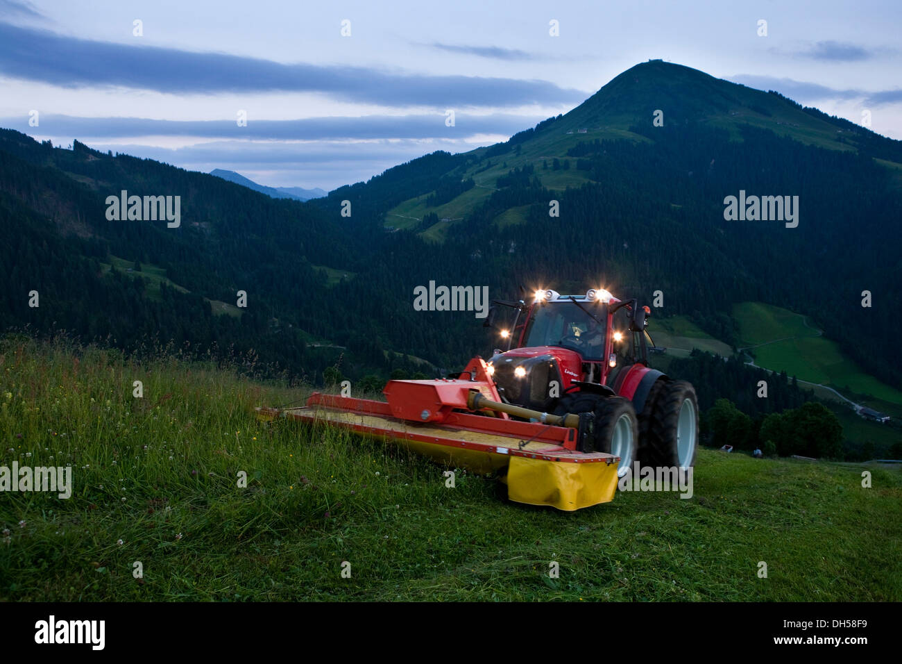 Le fauchage du foin, du tracteur Söll, district de Kufstein, Tyrol du Nord, Tirol, Autriche Banque D'Images